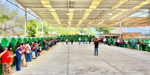 Entregan más de 200 tinacos subsidiados a familias de Lagunillas