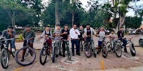 Entrega Rodolfo Loredo apoyo económico a jóvenes ciclistas de El Refugio para competir en torneo nacional e internacional