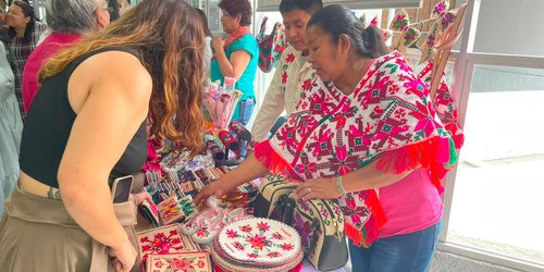 Mercadito Artesanal Indígena fortalece el autoempleo y las tradiciones de los pueblos originarios