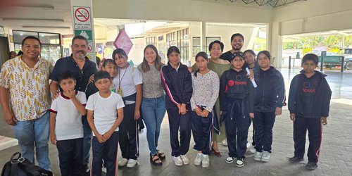 Reconocen a estudiantes campeones de fútbol 5 con viaje al cine en Rioverde