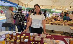 Emprendedora de Lagunillas impulsa el consumo de miel pura y productos artesanales