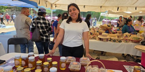 Emprendedora de Lagunillas impulsa el consumo de miel pura y productos artesanales