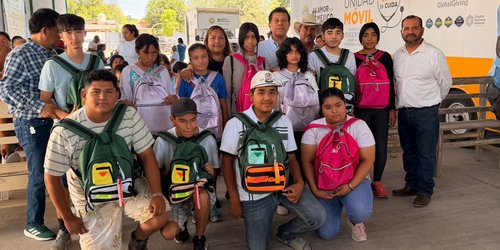 Oscar Bautista entrega útiles escolares a estudiantes de preparatoria