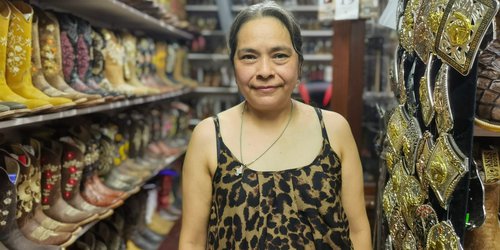 Baja llegada de paisanos desploma hasta 70% ventas de botas en Mercado Colón