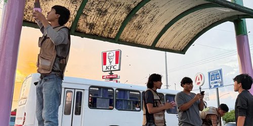Jóvenes le cambian la cara a paradores de autobús en Ciudad Valles