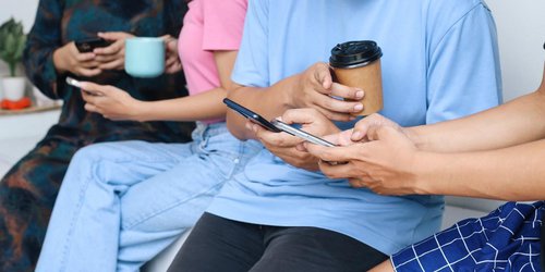 Familias potosinas respaldan regulación del uso de celulares en escuelas
