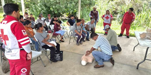 Capacita Cruz Roja Rioverde a campesinos de Rayón en primeros auxilios