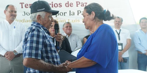 José Guel y Clementina Tenorio celebran el primer matrimonio civil de la Feria de Paz en El Pujal
