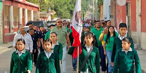 Lagunillas conmemora el 216 aniversario de la Independencia de México con tradicional desfile