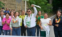 Gobernador entrega obra carretera en Axtla