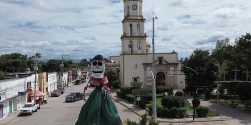 “Doña Catrina de Ciudad Fernández” luce espectacular y da la bienvenida al Día de Muertos