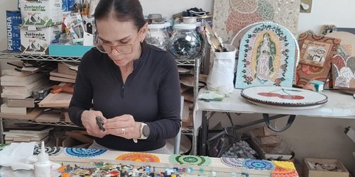 María Blanca Patiño comparte su pasión por el mosaico a través de talleres artísticos