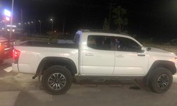 Detienen a tres sujetos que tomaban alcohol a bordo de camioneta