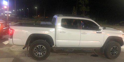 Detienen a tres sujetos que tomaban alcohol a bordo de camioneta