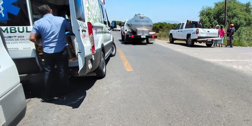 Choque entre camioneta y ambulancia deja dos lesionados en Ciudad Fernández