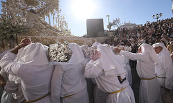 La tribuna que eleva a la Virgen del Rocío al cielo