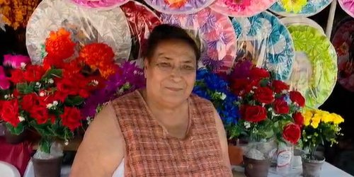 Más de 47 años elaborando coronas y arreglos artesanales en Rioverde