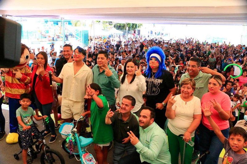 niños_y_niñas_con_el_gobernador_gallardo_mirioverde.jpeg