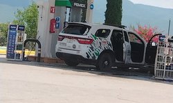 Emboscan a policías estatales en gasolinera de SCA: Muere uno