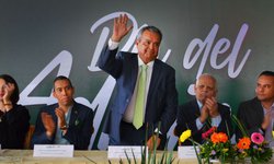 SEER reconoce a 297 trabajadores por su trayectoria y años de servicio en la educación potosina