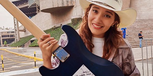 Compositora rioverdense gana concurso y recibe guitarra de manos de Reyli Barba