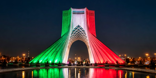 Torre Azadi se viste de verde, blanco y rojo para celebrar la Independencia de México