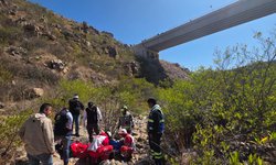 Trailero herido al caer a un abismo de 40 metros desde puente de Mexquitic