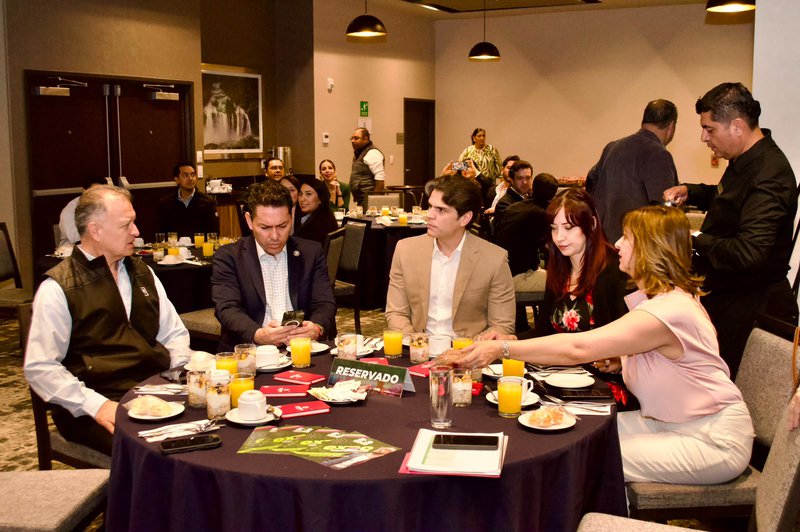 valladares_diputado_con_empresarios_mirioverde.jpeg