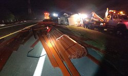 Se accidentó tráiler cargado con estructura metálica en supercarretera Cerritos